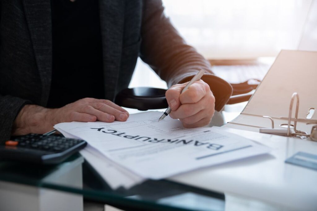 photo d'une personne avec des documents d'entreprise à conserver